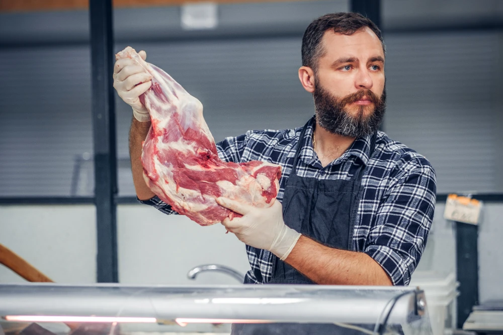 Abteilungsleitung (m/w/d) in der Metzgerei bereitet das Fleisch zu