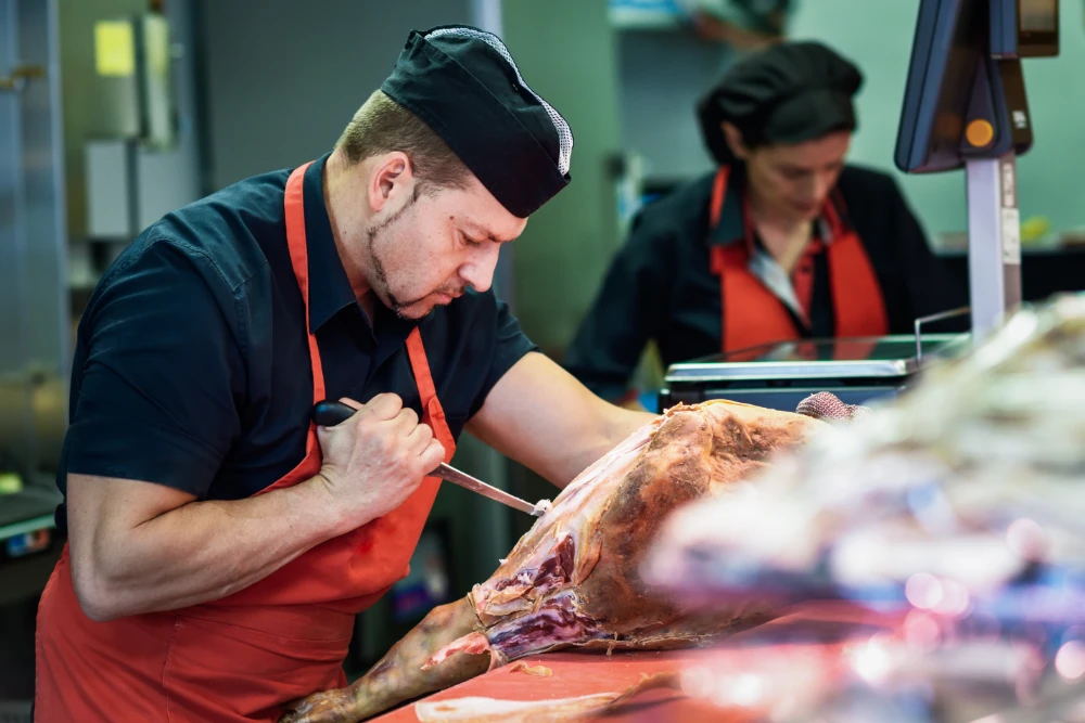 Abteilungsleitung (m/w/d) in Metzgerei schneidet das Fleisch zu